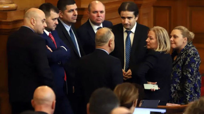 От Фейсбук профила на Валери Найденов: Типичен любовен триъгълник. ГЕРБ