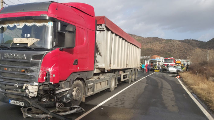 Тежка катастрофа между лек автомобил и камион край Благоевград