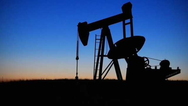 Цените на петрола спаднаха с около процент в азиатската търговия