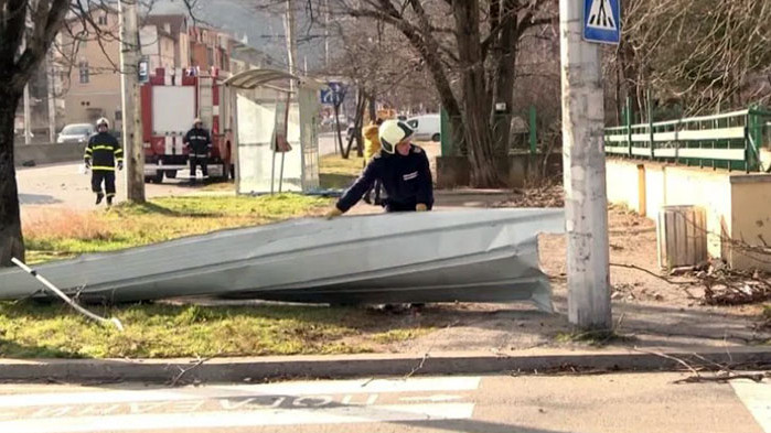 Бедствено положение във Враца заради ураганния вятър. Поривите на вятъра