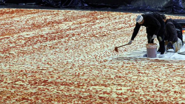 Може би най-голямата пица в света, опит за световен рекорд в Лос Анджелис
