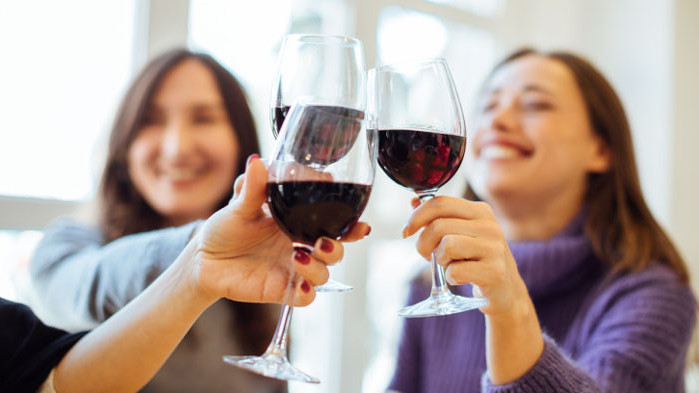 Мнозина пият вино вечер - понякога като допълнение към домашно