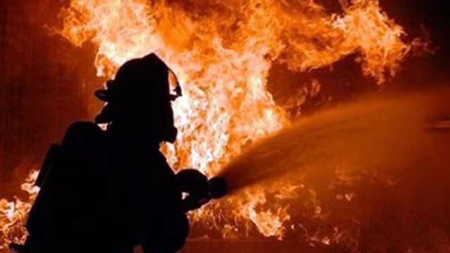 Пожар горя в дърводелски цех в русенското село Пиргово Пламъците