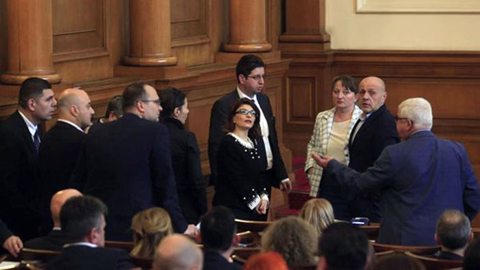 Парламентът прие Закон за защита на лицата, подаващи сигнали или публично