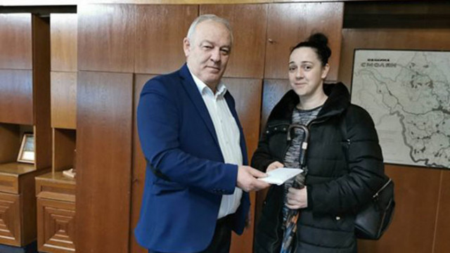 Кметът на община Смолян Николай Мелемов връчи събраните средства от