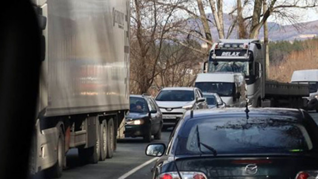 Тир катастрофира, блокира пътя Мездра-Ботевград