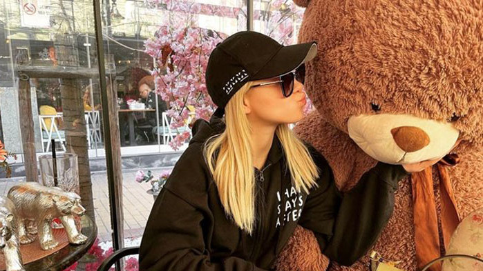 Мария бакалова е заобиколена от мечки в новата си снимка