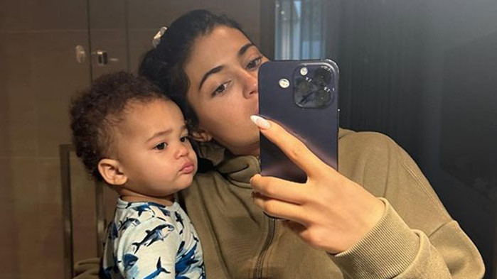 Кайли Дженър за първи път показа пред публика снимки на