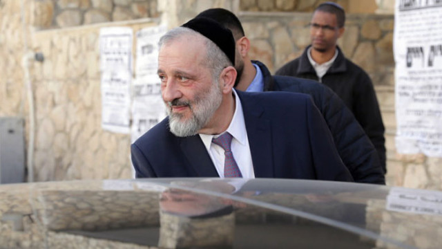 Израелският министър председател Бенямин Нетаняху лиши Арие Дери от постовете му на