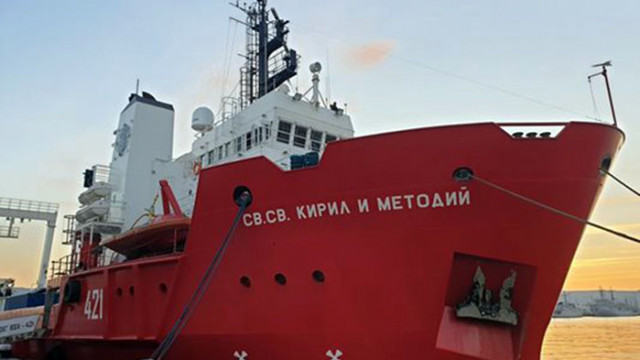 Членовете на екипажа на българския военен научноизследователски кораб Св св