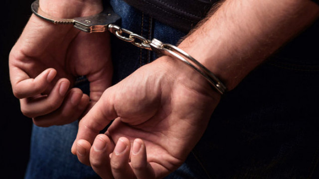 Задържаха 38 годишен мъж хвърлял бомбички в центъра на Айтос  информира БНР
