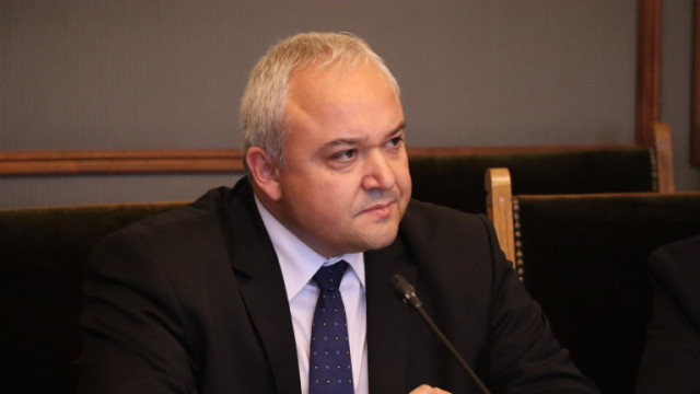 В кулоарите на парламента вътрешният министър Иван Демерджиев обясни че не е