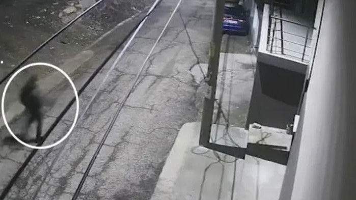 Мъж се натъкна на крадец у дома си, гони го из улиците на Лом