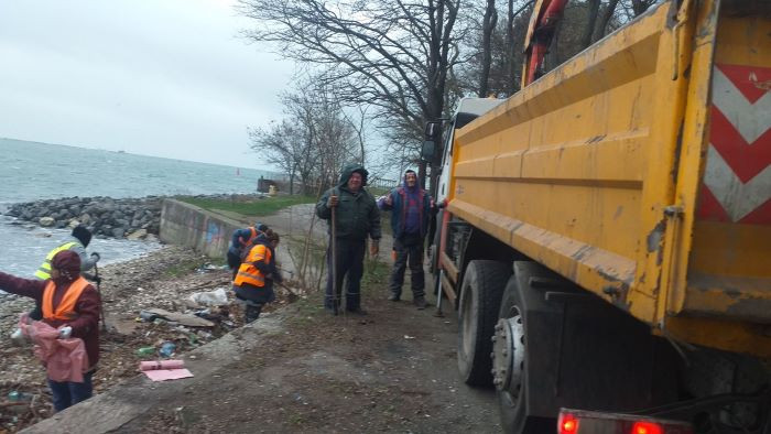 Кметът на Аспарухово Ивайло Маринов започна разчистването на мястото на Кометата в Аспарухово