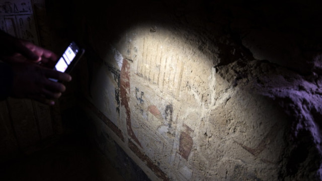 Египетски археолози откриха фараонска гробница близо до столицата Кайро съдържаща мумия покрита