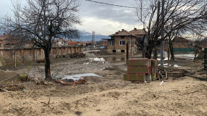 Продължава разчистването на речните корита в карловските села Каравелово и Богдан, съобщава БНТ.