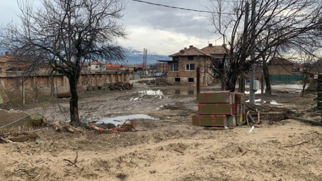 Продължава разчистването на речните корита в карловските села Каравелово и Богдан  съобщава БНТ