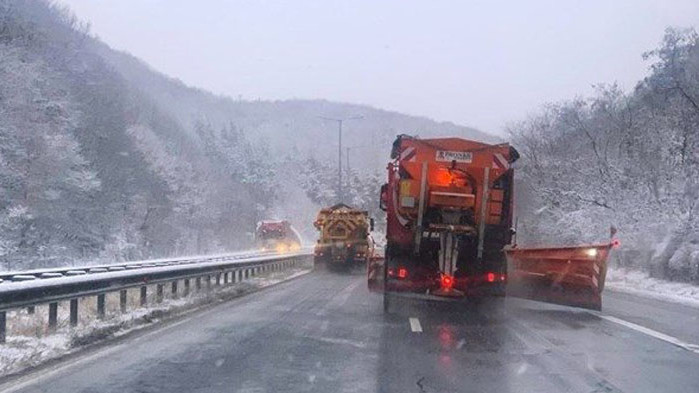 Традиционно за почивните дни, на прохода Петрохан трафикът е много