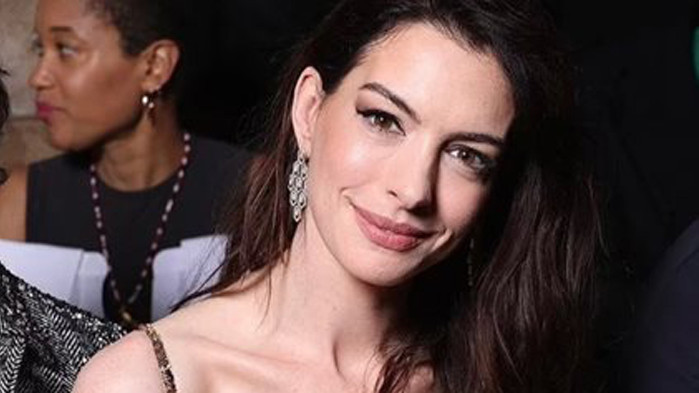 Носителката на Оскар Ан Хатауей и новозеландската актриса Томасин Маккензи