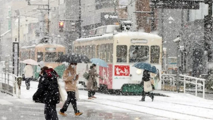 Близо 10 000 домакинства втори ден остават без вода в