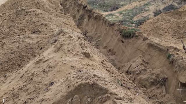 Изкопът край дюните между Несебър и Равда е незаконен. Това стана ясно от