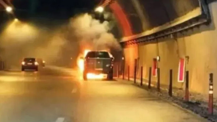 Автомобил се запали тази сутрин в тунел Витиня“, съобщава БТВ. 