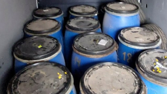 Митнически служители откриха и иззеха 1011 литра нелегален етилов алкохол