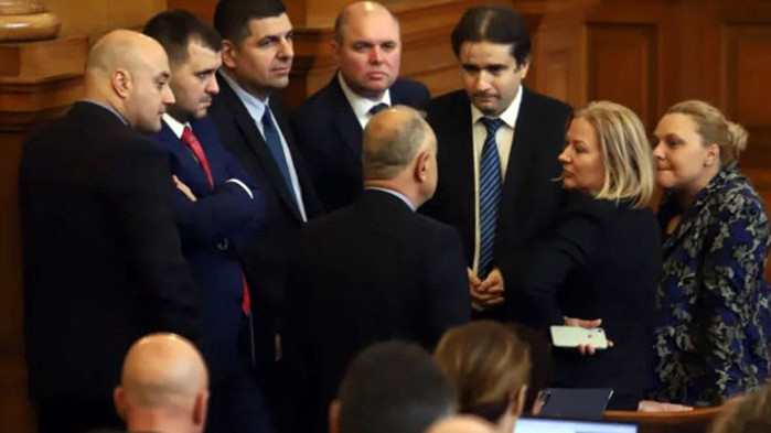 На ПП по-добре им седят скъпите костюми, Христо Иванов може да си купи, но не може да го закопчае