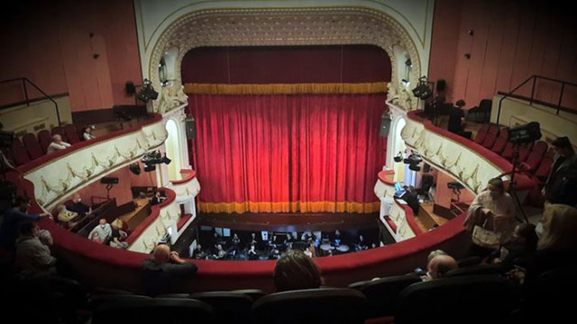 Няма поражения на залата след късо съединение във варненеската опера