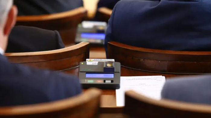 Парламентът в последен опит за увеличение на минималната работна заплата