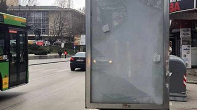 Пияна жена изпочупи рекламно табло в центъра на Велико Търново