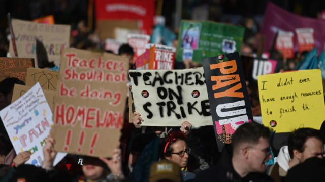 Половин милион служители стачкуваха във Великобритания в сряда, за по-високи заплати,