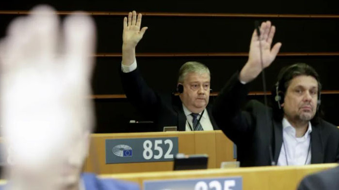 Двама евродепутати загубиха имунитета си заради аферата „Катаргейт”