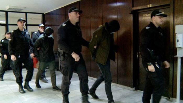 Двама полицаи, обвинени за подкуп, излизат от ареста