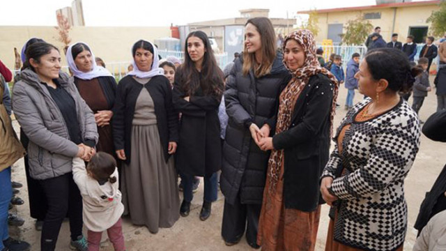 Анджелина Джоли и Надя Мурад посетиха в сряда язидско село