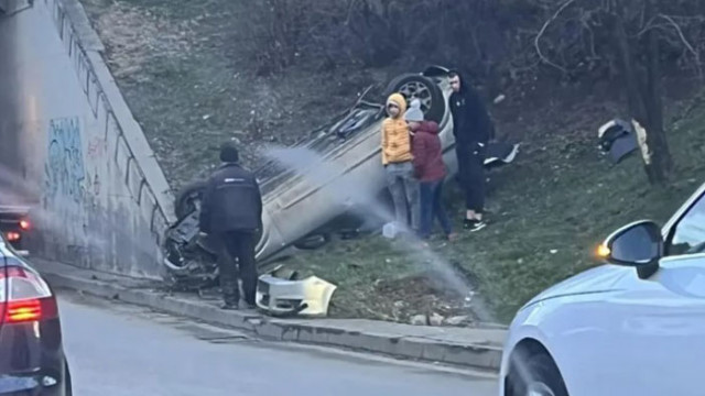 Автомобил се обърна по таван в София