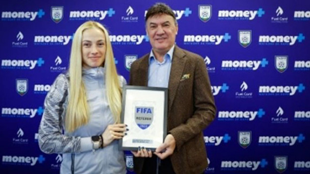 Президентът на Българския футболен съюз Борислав Михайлов връчи ФИФА значките