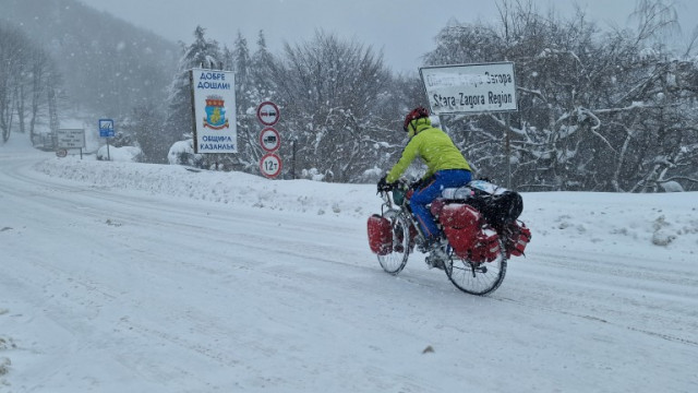 Близо 130 снегорина почистват пътните настилки в районите със снеговалеж  информират