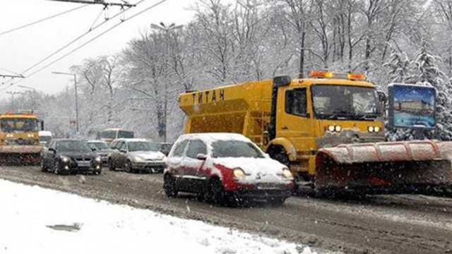 140 снегопочистващи машини са на терен и почистват улиците във