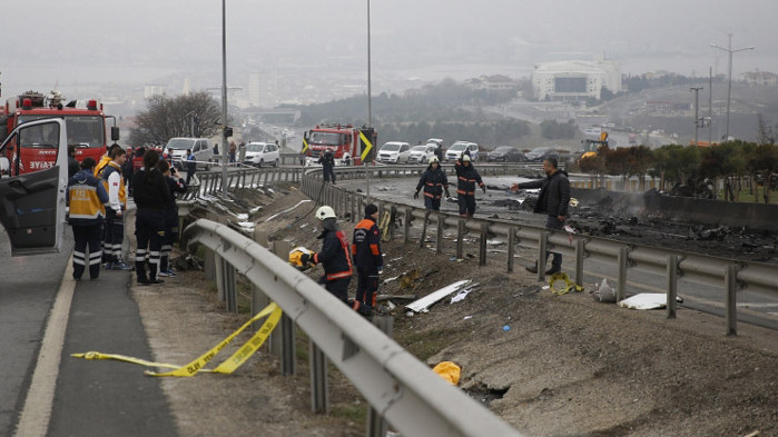 8 души загинаха, след като пътнически автобус се преобърна в Турция