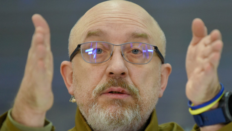 Украинският министър на отбраната Олексий Резников заяви, че ще подаде оставка,