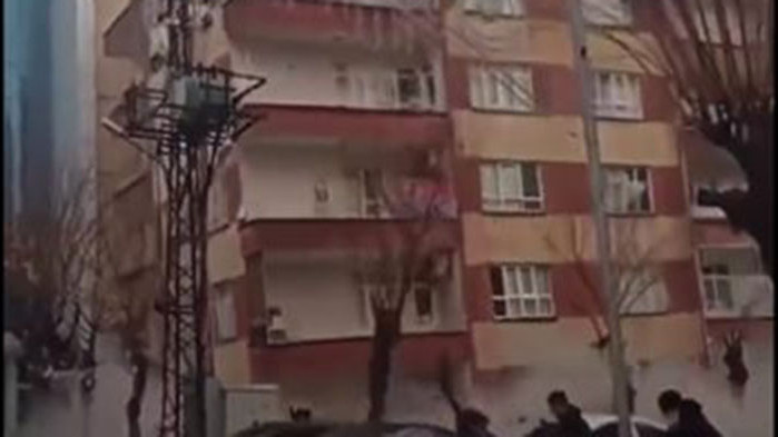 Кадри от срутването на сграда в Турция (Видео)