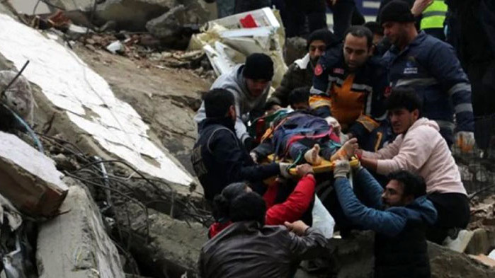 Живо момиченце беше изровено от отломките на десететажен блок в Турция