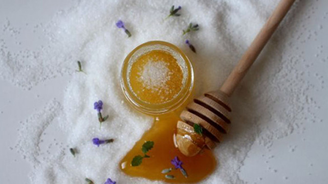 Мед и захар омекотяват напуканите устни
