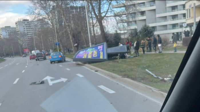 Възникнал пътен инцидент събори билборд във Варна, който падна върху