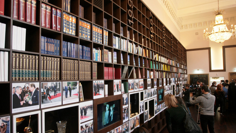 Цензура? Украйна е изтеглила 19 млн. съветски или руски книги от библиотеките