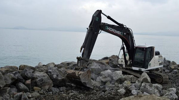 Изгражда се в местността Ъгъла между солниците и Сарафов Малки