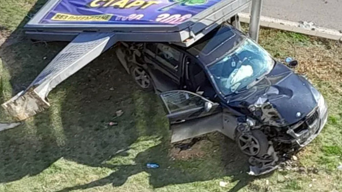 18-годишен шофьор блъсна автомобила си в билборд във Варна, като