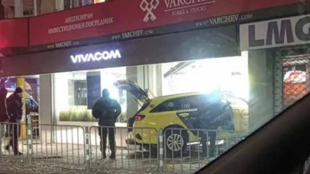 Такси се вряза в магазин на мобилен оператор в центъра
