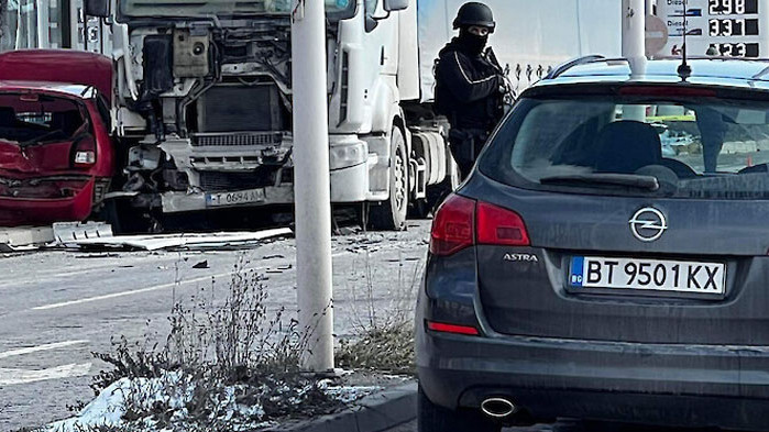 Четирима пострадаха при тежка верижна катастрофа между 7 автомобила във